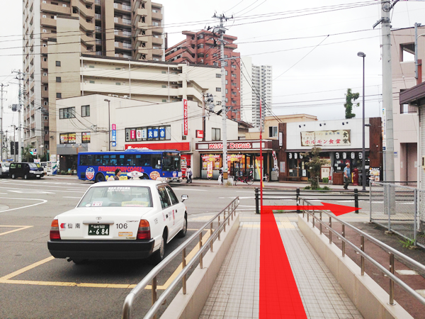 ① 改札を出て右に曲がります。