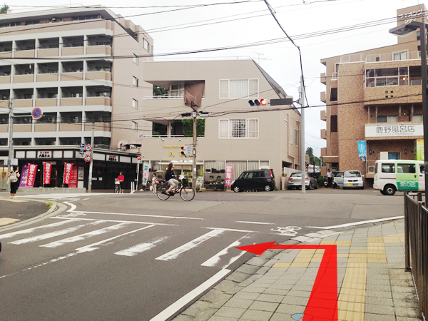 ③ 100m歩き信号の手前の横断歩道を渡ります。